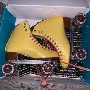 Moxi beach bunny skates size 9